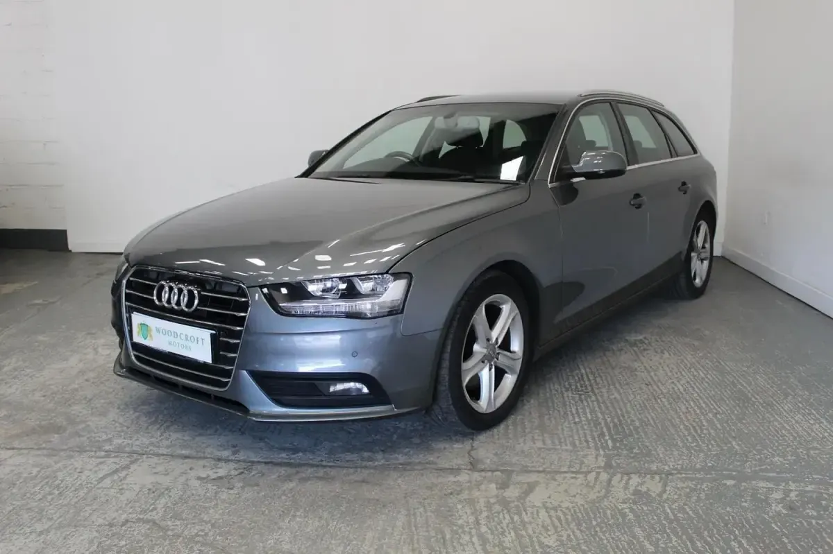 Usado Audi A4 Comfort 163 HP (119 kW) 2015 Cinzento Carrinha