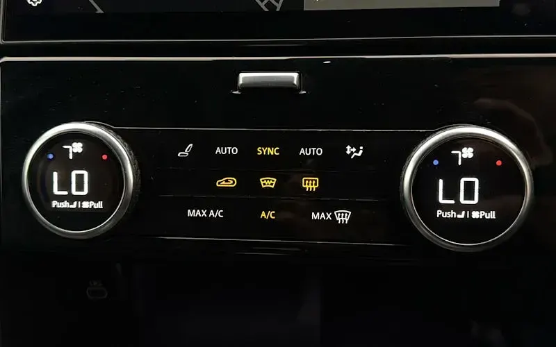 Used Land Rover Discovery HSE Dynamic 300 HP (220 kW) 2023 Black SUV