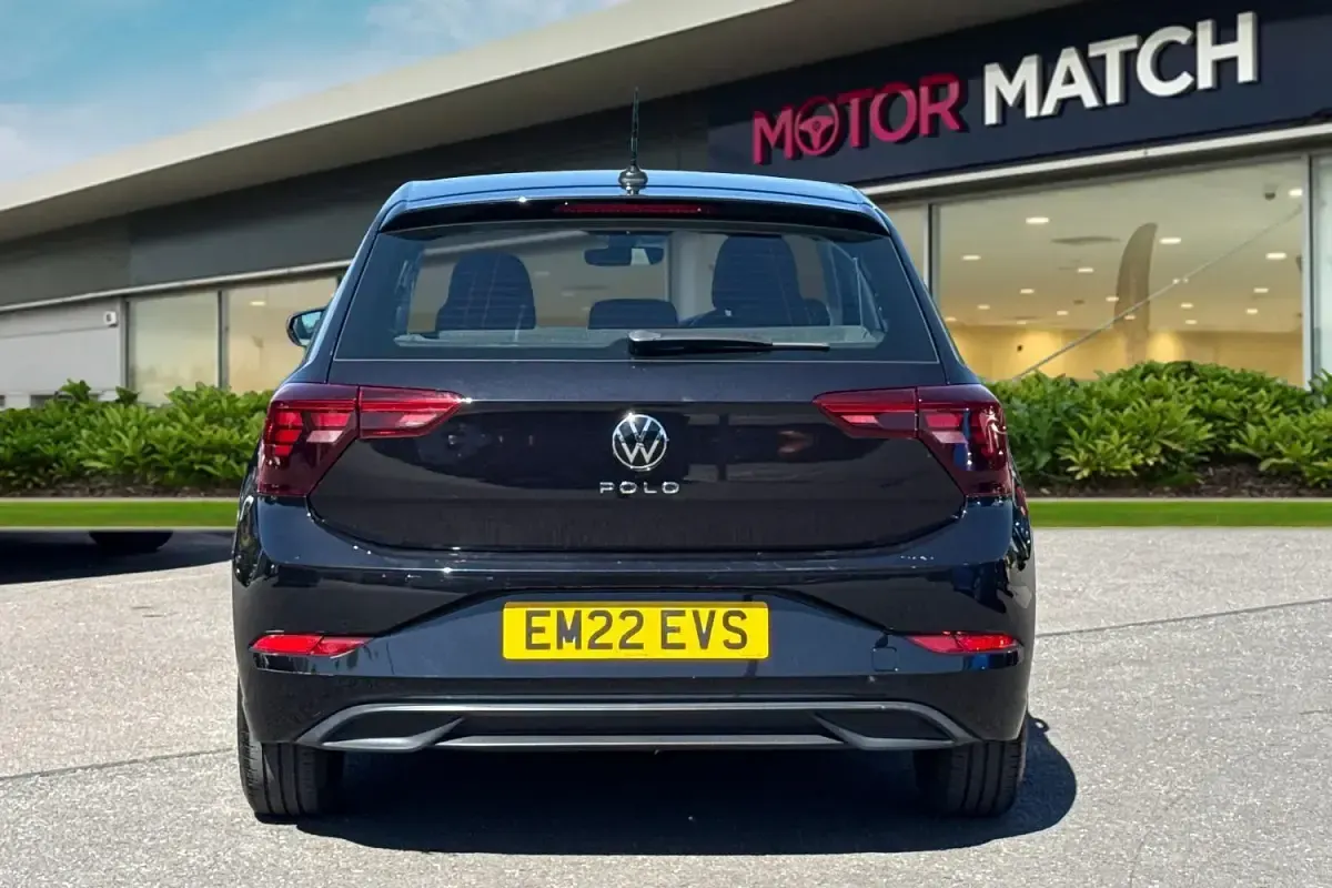 Begagnad VW Polo S 2023 Svart Halvkombi