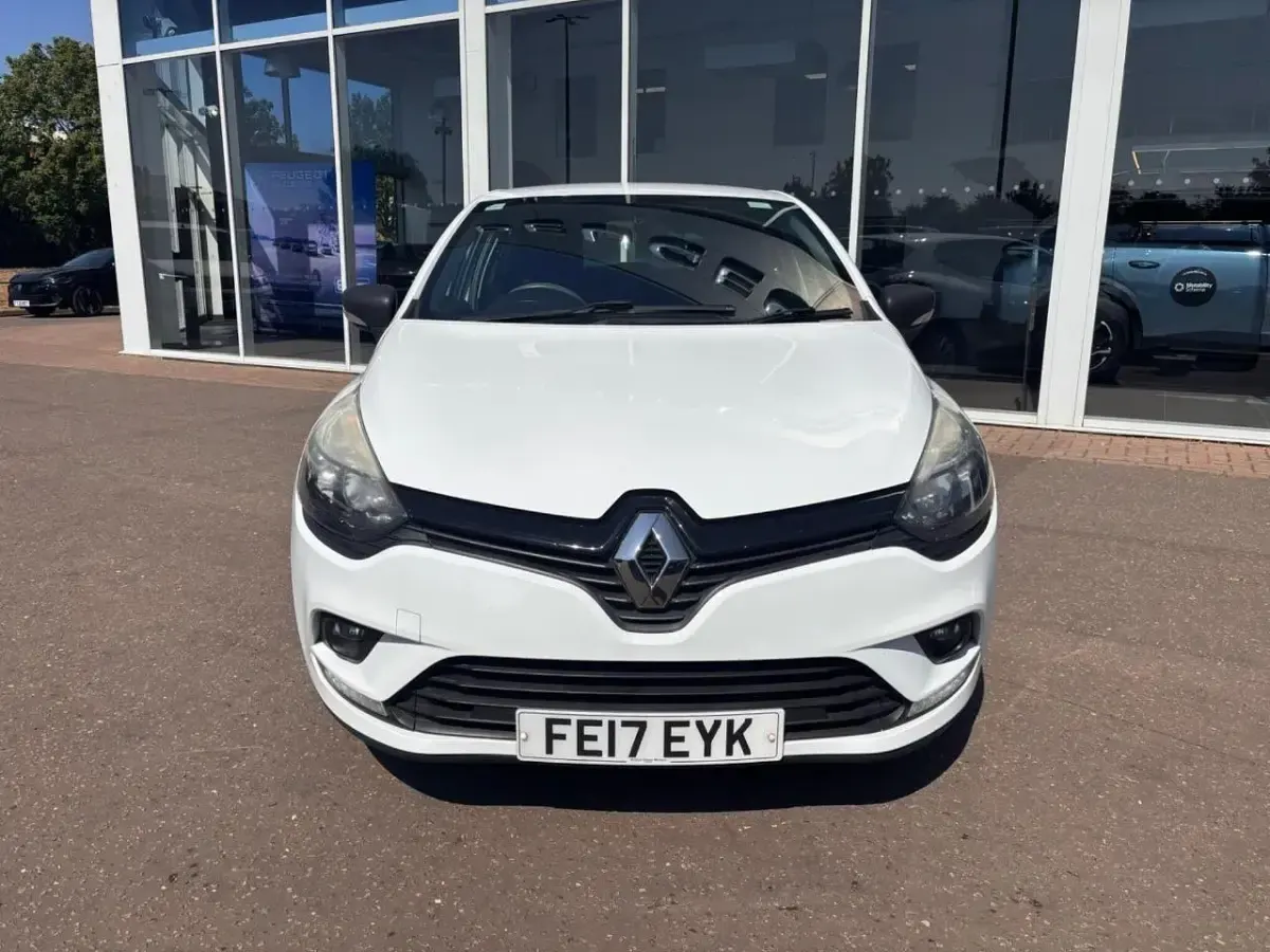 Used Renault Clio Play 90 HP (66 kW) 2017 White Hatchback