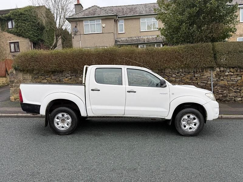 Used Toyota HiLux 2010 White Pickup