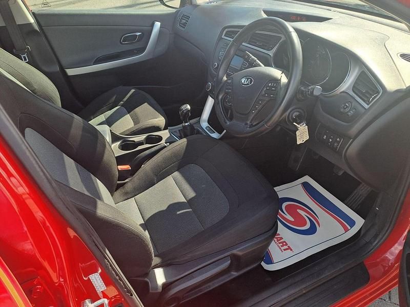 Używany Kia Ceed 126 KM (92 kW) 2015 Czerwony Hatchback