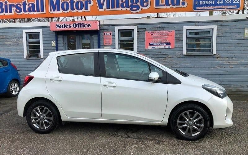 Used Toyota Yaris 99 HP (72 kW) 2015 White Hatchback