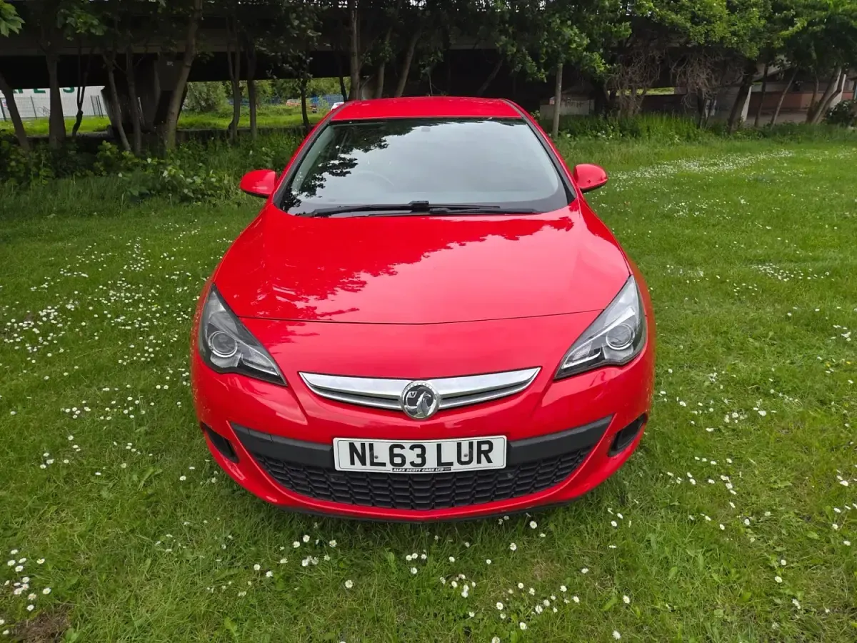 Usado Vauxhall Astra GTC Sport 2013 Vermelho Citadino