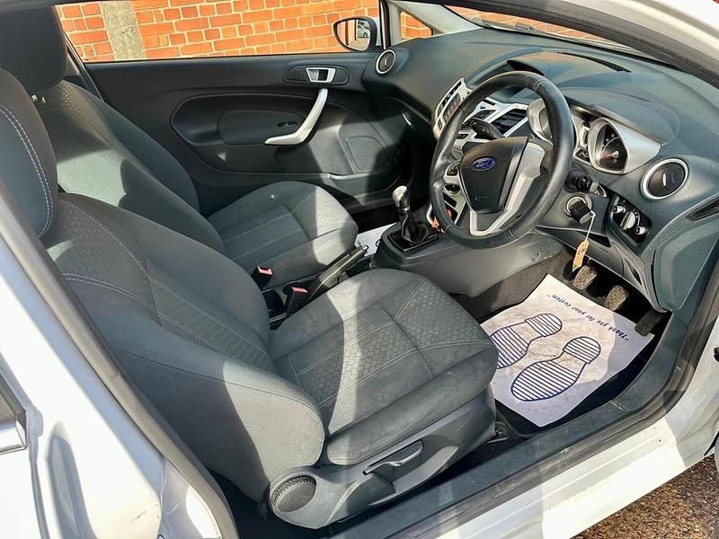 Used Ford Fiesta Zetec 82 HP (60 kW) 2011 White Hatchback