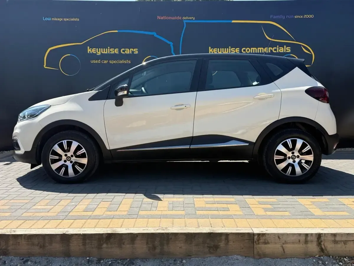 Used Renault Captur Play 2020 Cream/black SUV