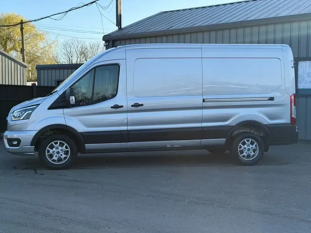 Usado Ford Transit Limited 130 HP (95 kW) 2021 Prateado Van
