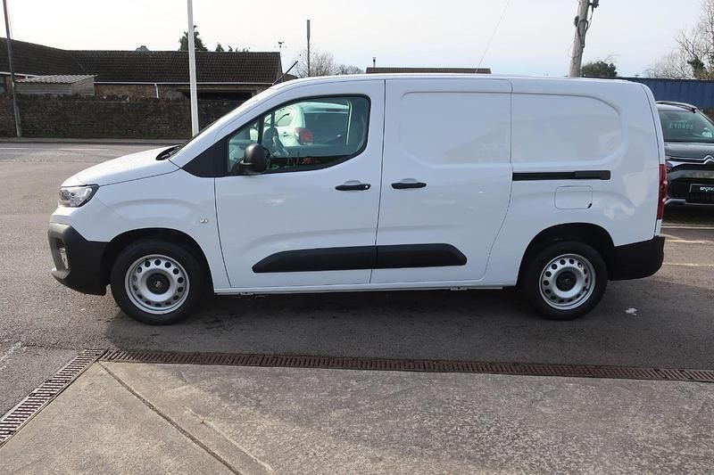 New Citroën Berlingo 101 HP (74 kW) 2025 White MPV