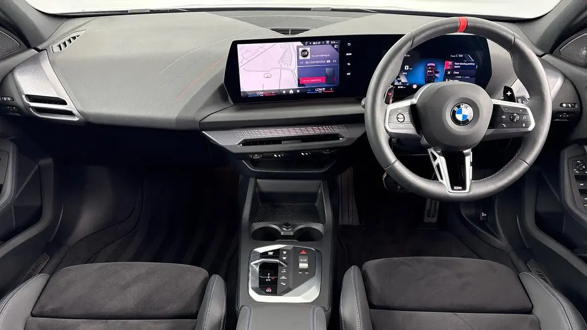 Usado BMW M135 Comfort Edition 296 CV (217 kW) 2025 Púrpura Utilitario