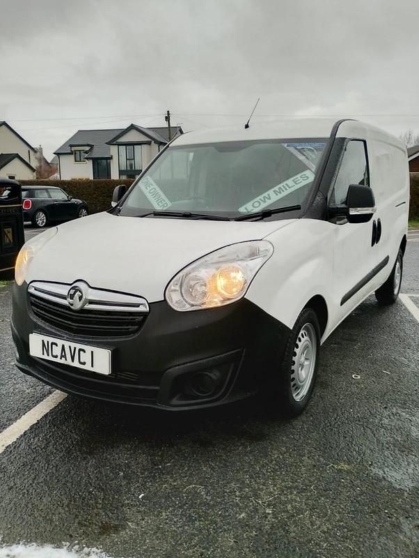 Used Vauxhall Combo S 105 HP (77 kW) 2016 White Van
