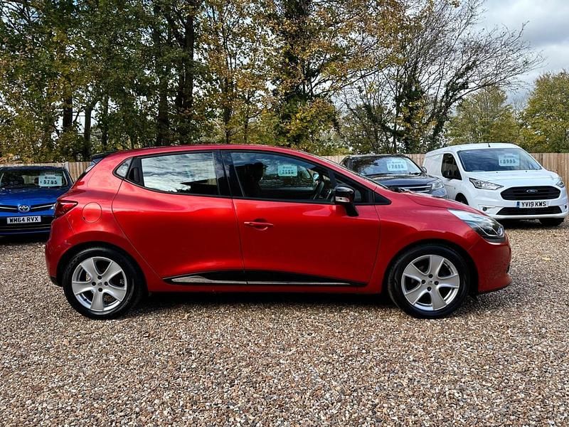 Used Renault Clio IV Dynamique 90 HP (66 kW) 2015 Red Hatchback