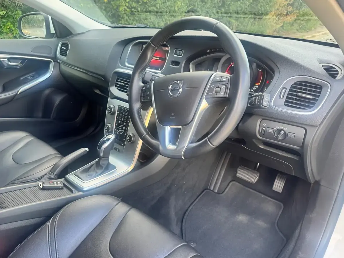 Used Volvo V40 Inscription 150 HP (110 kW) 2018 White Hatchback