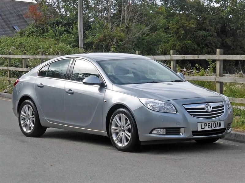 Second-hand Vauxhall Insignia 140 CP (102 kW) 2012 Argintiu Hatchback