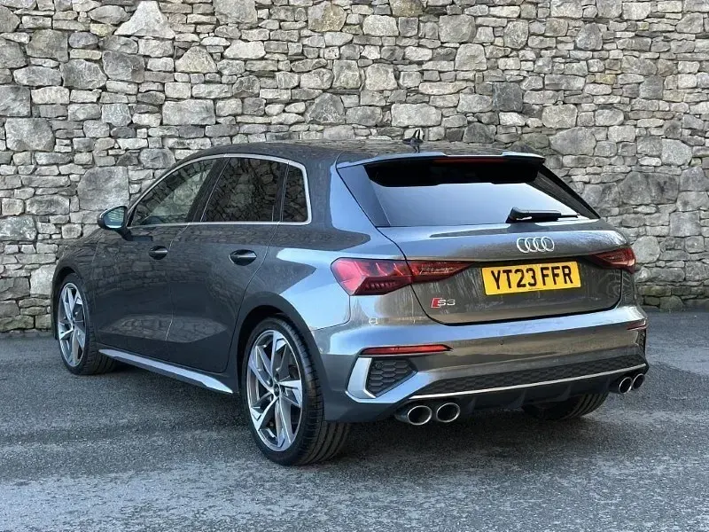 Usado Audi S3 Sportback Advanced 310 HP (228 kW) 2023 Cinzento Citadino