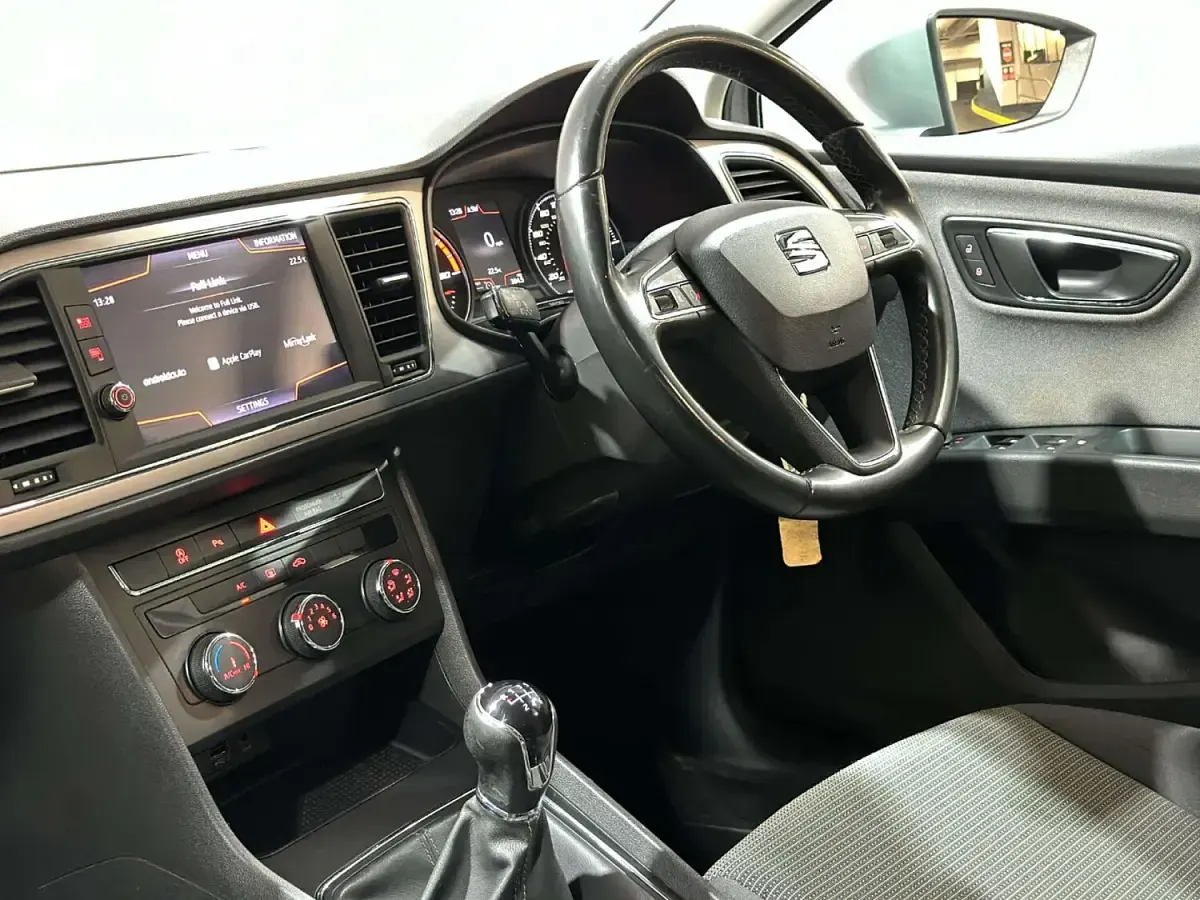 Used Seat Leon SE Dynamic 115 HP (84 kW) 2019 Silver Hatchback