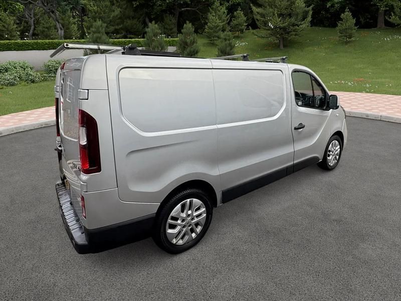 Begagnad Renault Trafic 2019 Silver Minibuss
