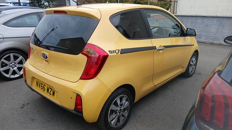 Second-hand Kia Picanto 65 CP (47 kW) 2017 Galben Hatchback