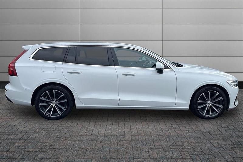 Used Volvo V60 Momentum 197 HP (144 kW) 2021 Ice white Estate