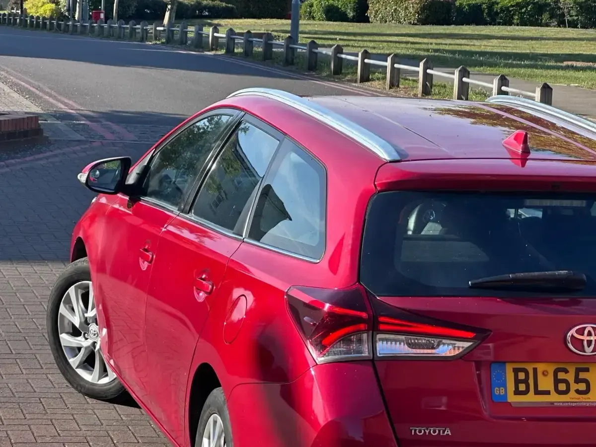 Used Toyota Auris Business Edition 116 HP (85 kW) 2015 Red Estate