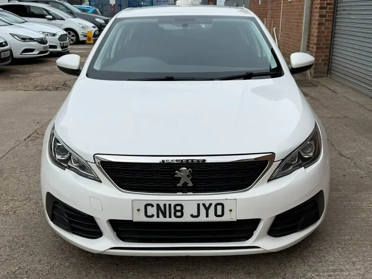 Used Peugeot 308 Access 100 HP (73 kW) 2018 White Hatchback