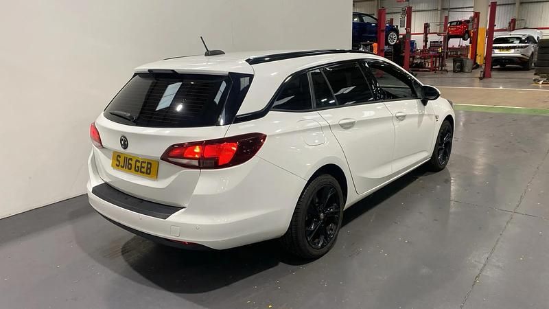 Used Vauxhall Astra SRi 150 HP (110 kW) 2016 White Estate