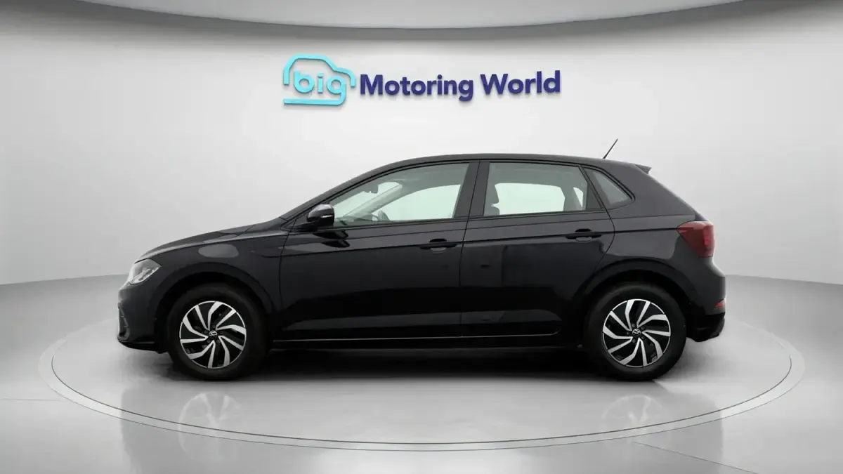 Begagnad VW Polo Life 2023 Svart Halvkombi