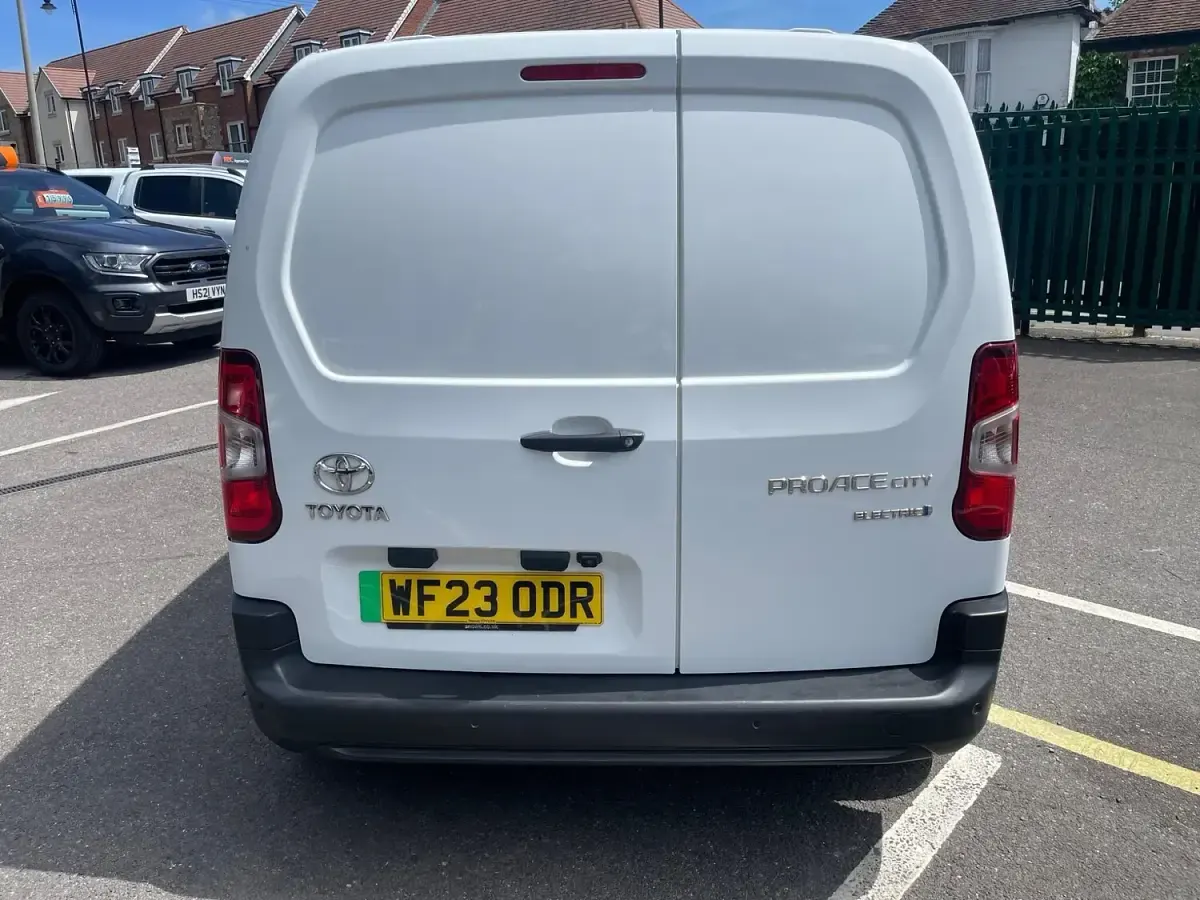 Used Toyota Proace 50 kW (68 HP) 2023 White MPV