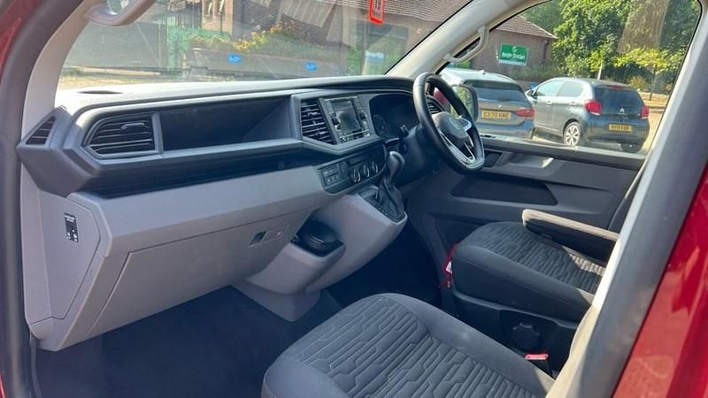 Second-hand VW Transporter SE 150 CP (110 kW) 2024 Roșu Van