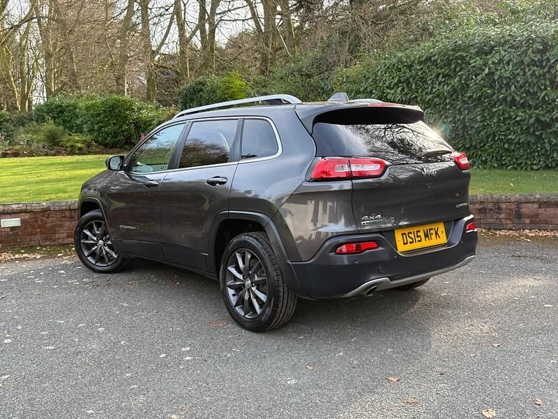 Begagnad Jeep Cherokee Limited 140 HK (102 kW) 2015 Grå SUV