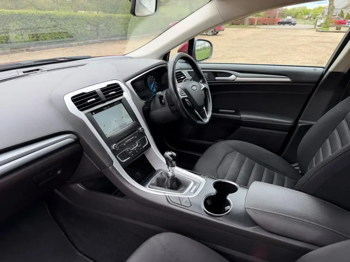 Used Ford Mondeo Style 120 HP (88 kW) 2017 Red Hatchback
