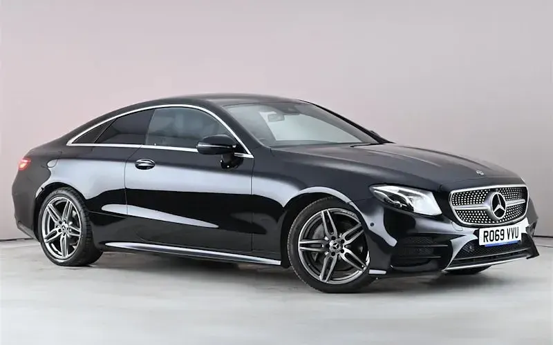 Usado Mercedes E220 AMG line 194 HP (142 kW) 2019 Coupé