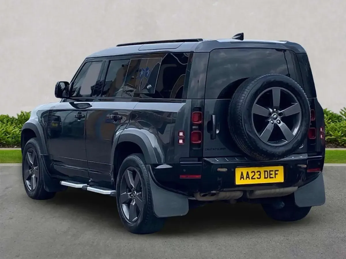 Käytetty Land Rover Defender HSE Dynamic 2023 Harmaa Katumaasturi