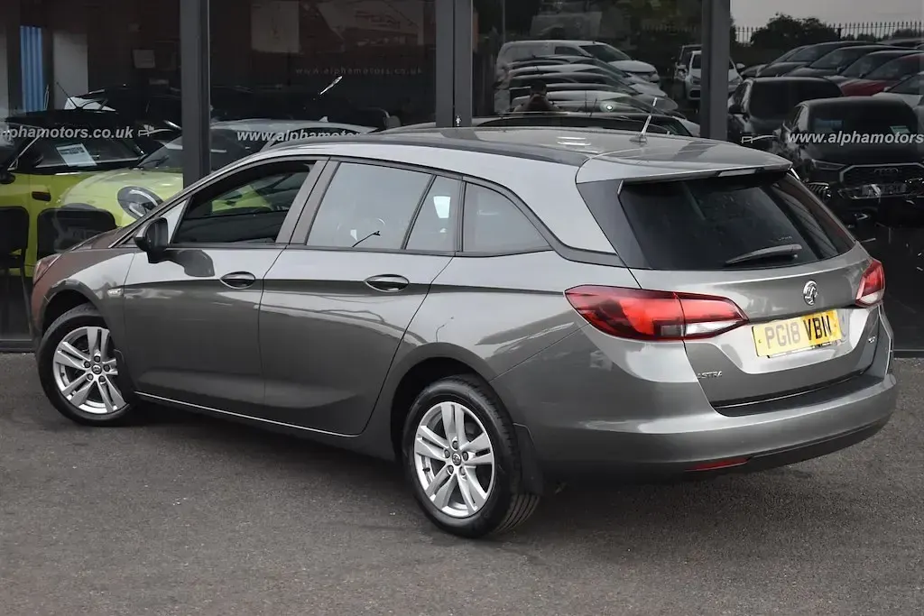 Second-hand Vauxhall Astra Design Edition 2018 Gri Break