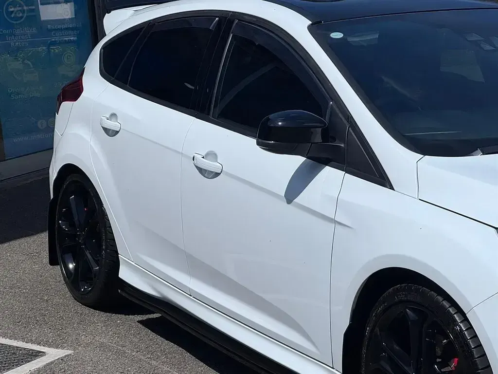 Used Ford Focus ST 250 HP (183 kW) 2017 White Hatchback