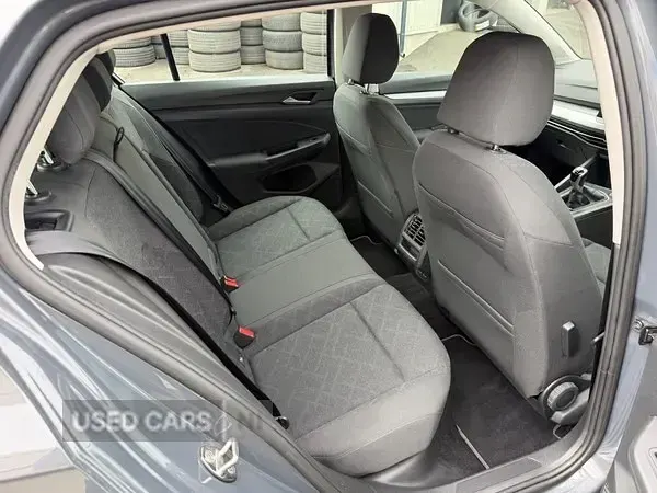 Usado VW Golf VII Life 130 CV (95 kW) 2021 Gris Utilitario
