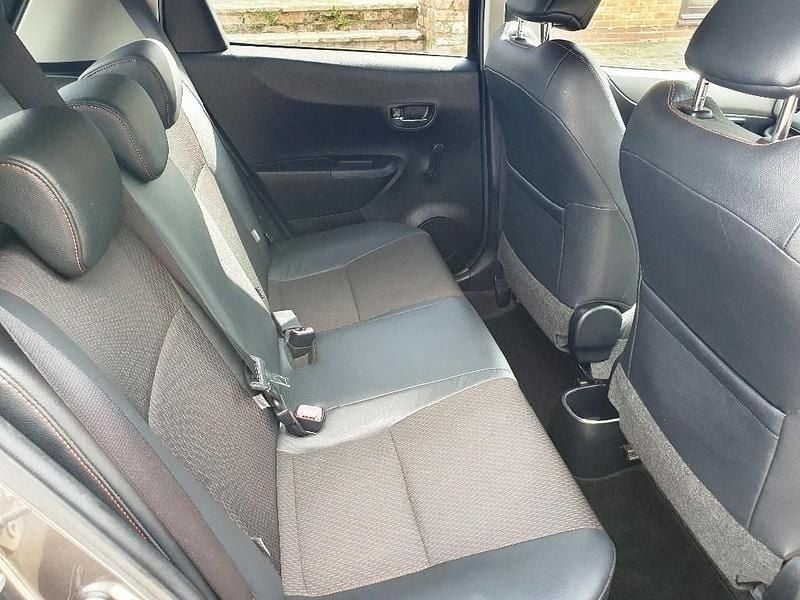 Used Toyota Yaris SR 99 HP (72 kW) 2012 Grey Hatchback