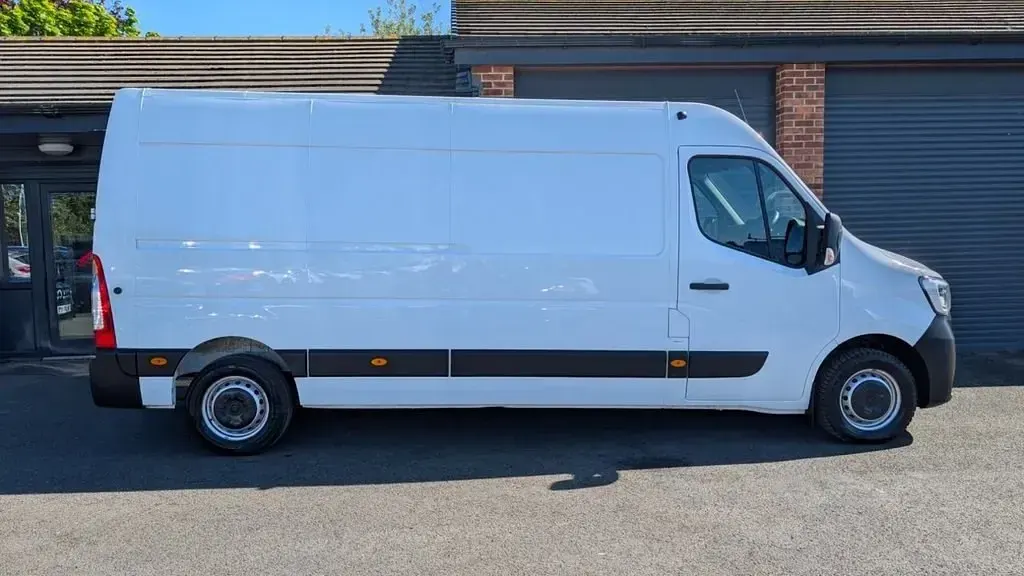 Usado Renault Master 148 HP (108 kW) 2023 Branco Monovolume