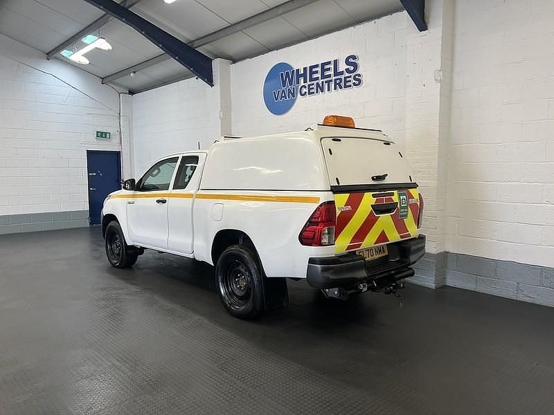 Used Toyota HiLux Active 150 HP (110 kW) 2020 White Pickup