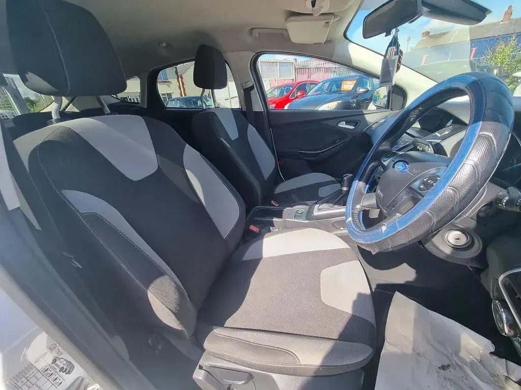 Used Ford Focus Zetec 2014 White Hatchback
