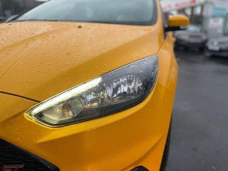 Used Ford Focus ST 185 HP (136 kW) 2016 Yellow Estate