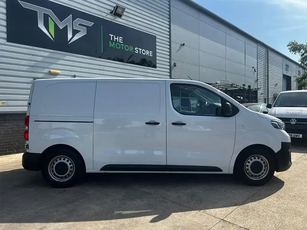 Used Toyota Proace Active 100 HP (73 kW) 2023 White MPV