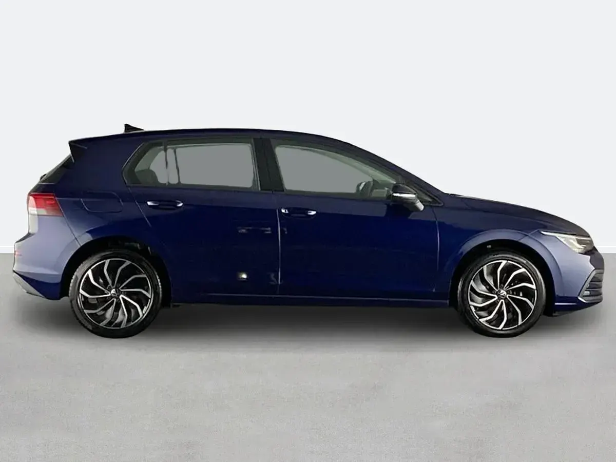 Used VW Golf VIII Life 110 HP (80 kW) 2023 Blue Hatchback