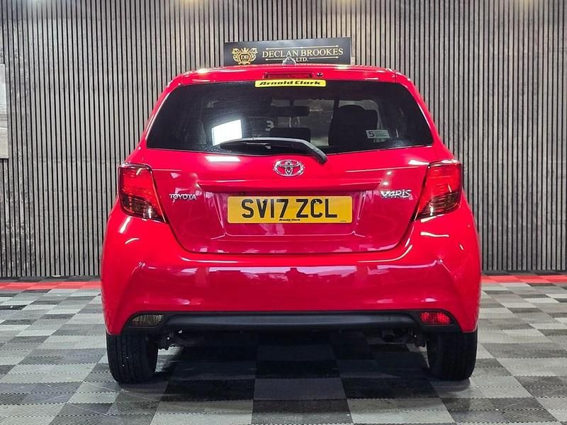 Used Toyota Yaris 99 HP (72 kW) 2017 Red Hatchback