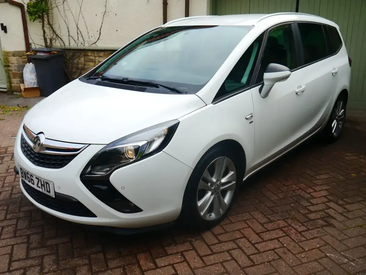 Used Vauxhall Zafira SRi 170 HP (125 kW) 2016 White MPV