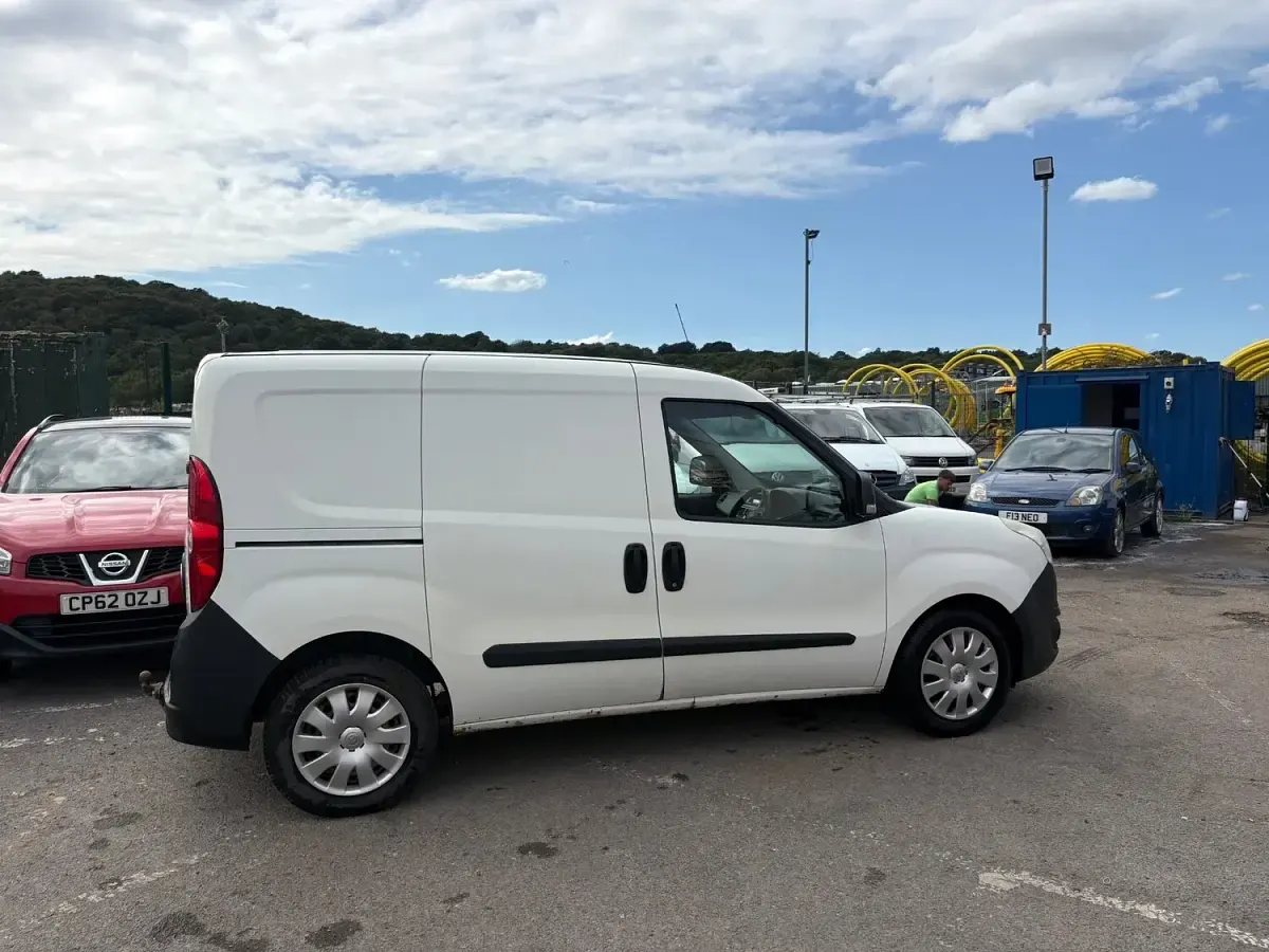 Used Vauxhall Combo 105 HP (77 kW) 2014 White MPV
