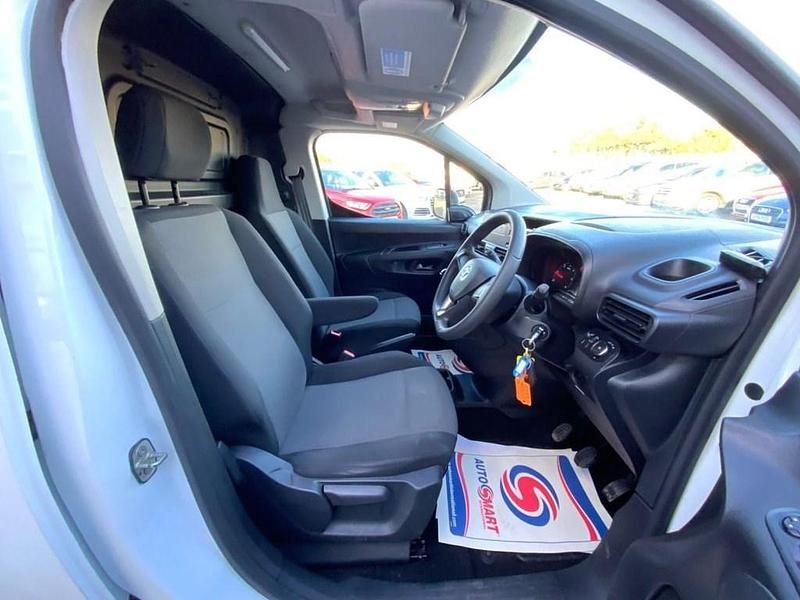 Used Vauxhall Combo Edition 100 HP (73 kW) 2019 White Van