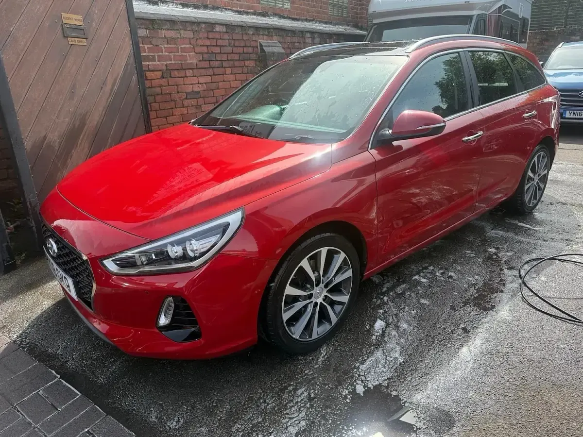 Used Hyundai i30 Premium SE 140 HP (102 kW) 2018 Red Estate