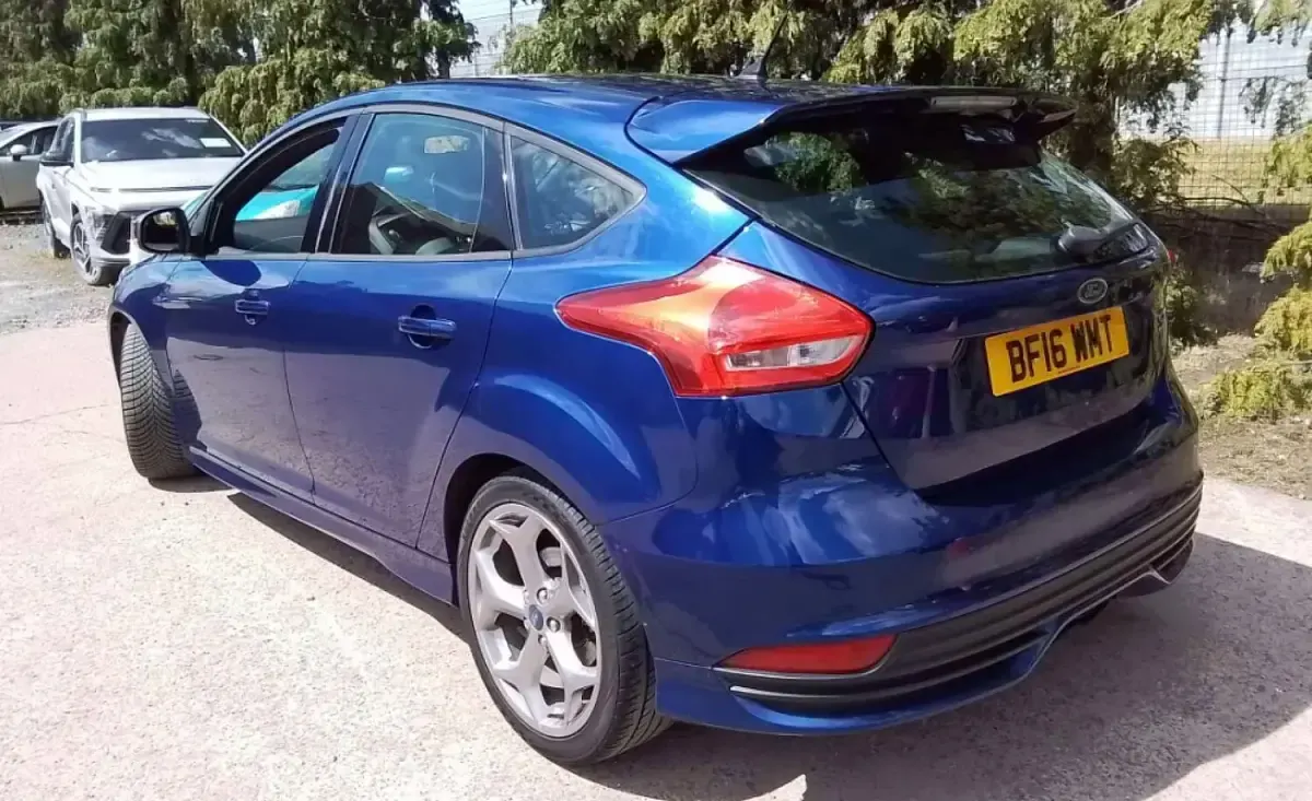 Used Ford Focus ST 250 HP (183 kW) 2016 Blue Hatchback