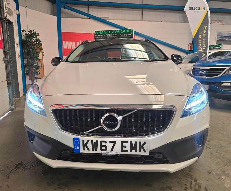Used Volvo V40 Pro 2017 White Hatchback