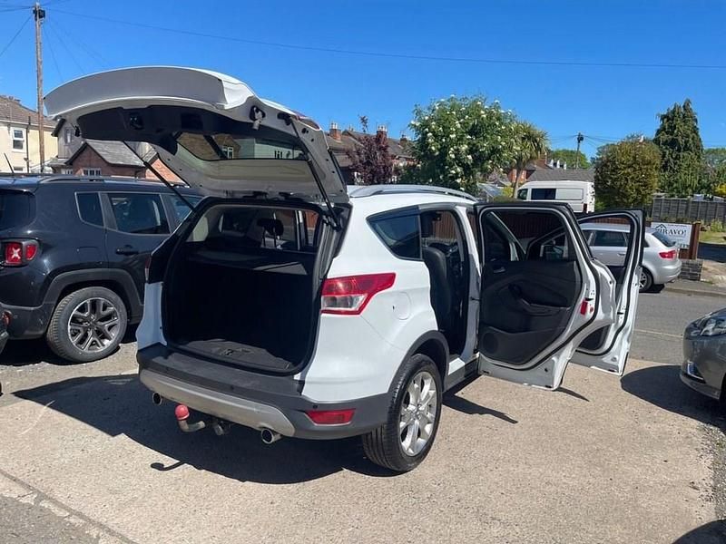 Usado Ford Kuga Titanium 163 HP (119 kW) 2014 Branco SUV